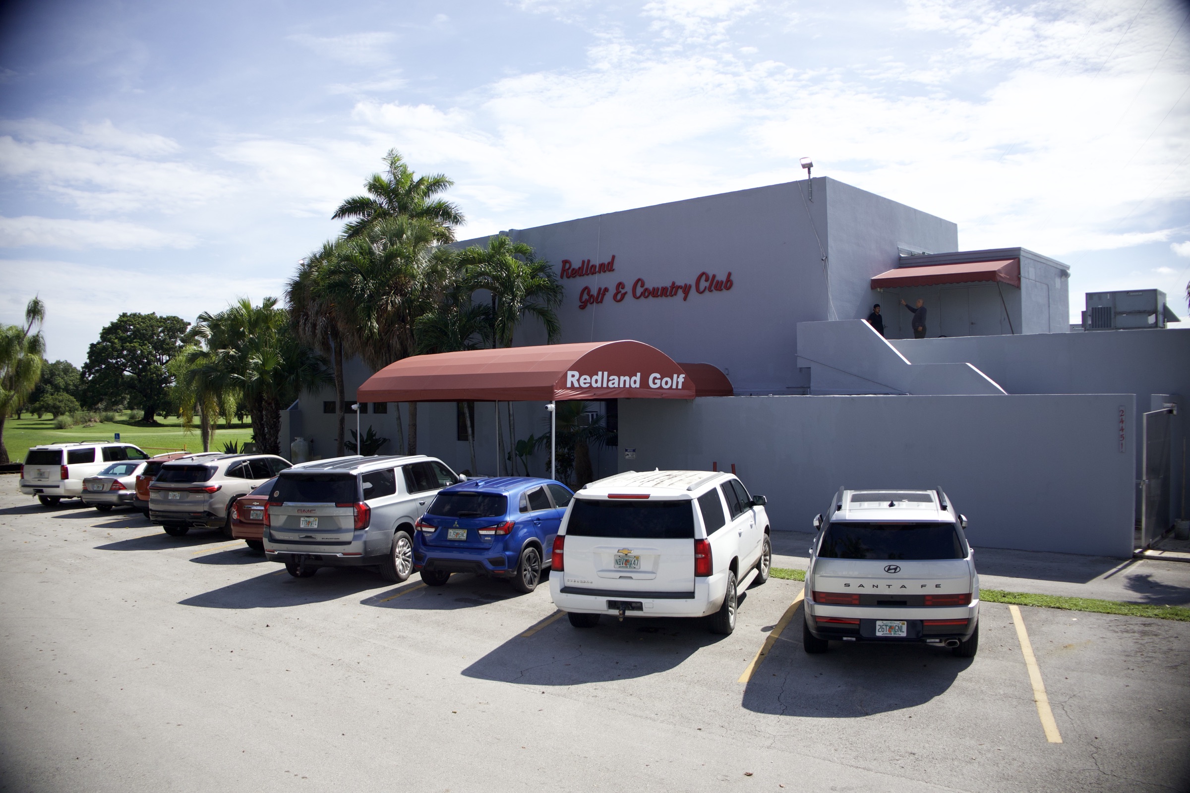 Redland Golf clubhouse entrance with the awning and parking area.